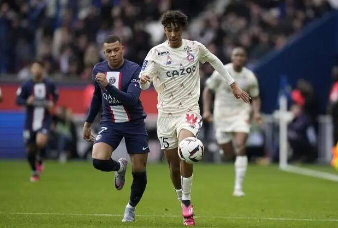 法媒：巴黎、皇马等豪门对里尔天才中卫伦尼·约罗感兴趣