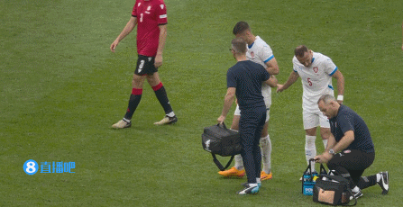 进球后因伤退役！第68分钟 希克受伤下场 被齐迪尔换下