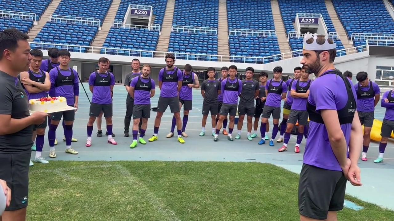 今天是球队外援斯科利奇的生日 祝我们团队副总裁生日快乐 