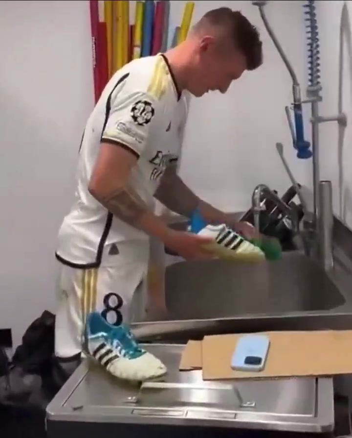 Cross最爱的Adipure 11Pro小白鞋就像迪士尼爱情故事形影不离