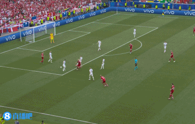 差一点就梅开二度了！埃里克森在禁区中路无人盯防的情况下打出大力射门 