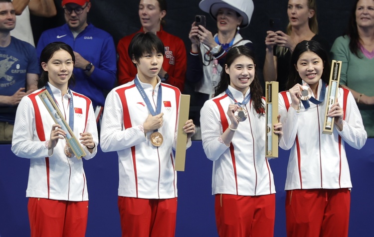 奥运晨报：00后团体巴黎首金中国创自由泳接力亚洲纪录