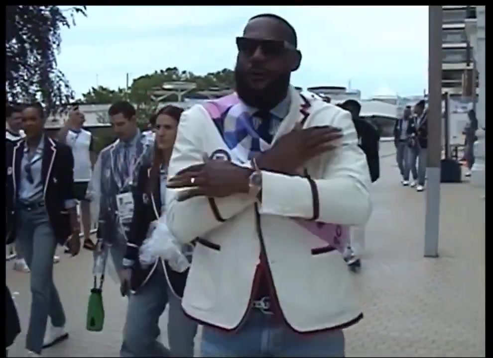 布克调侃詹姆斯：看看老詹的乳白大衣再看看摄影师瓦德尔