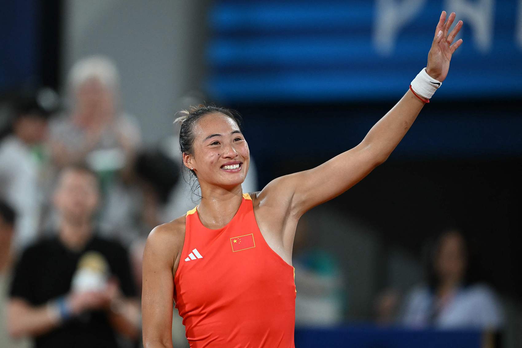 苦战3小时逆转!郑钦文社媒:拼就是了❤️🇨🇳 四强我来了