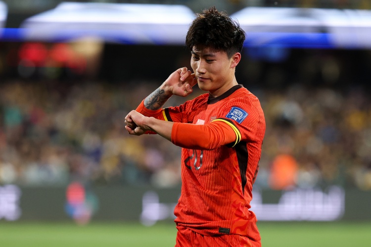 泰山队专属!克雷桑、莫伊塞斯社媒晒谢文能庆祝动作