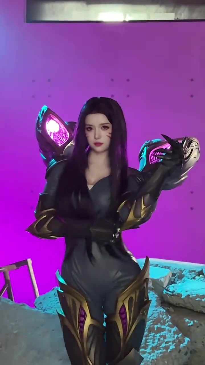 小伞分享与树奈奈cos视频：卡莎还是韦鲁斯？